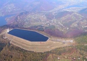 A storage reservoir for a pumped-water hydroelectricity plant on Zar Mountain in southern Poland.  Credit: Ongrys via Wikimedia Commons)